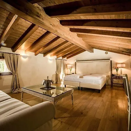 Borgo Machetto 4* Дезенцано-дель-Гарда